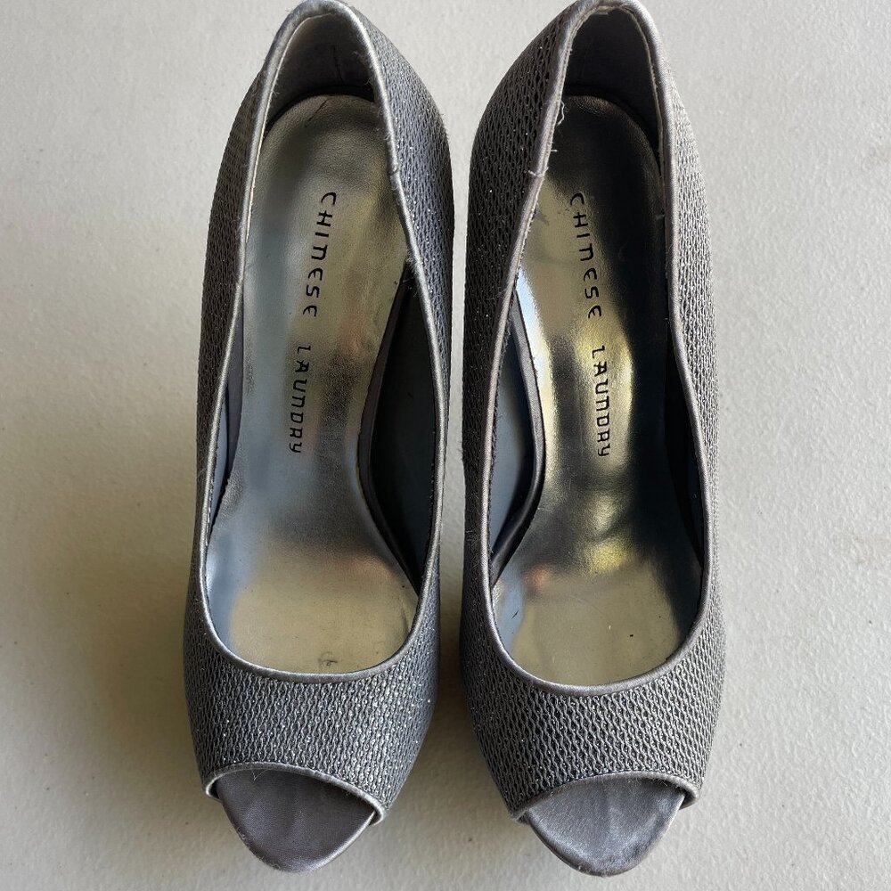 Chinese Laundry Silver Sparkly Peep Toe Platform Pumps 7M Glitter Mesh Glam